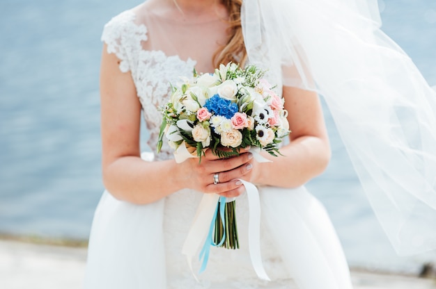 Beau bouquet dans les mains de la mariée