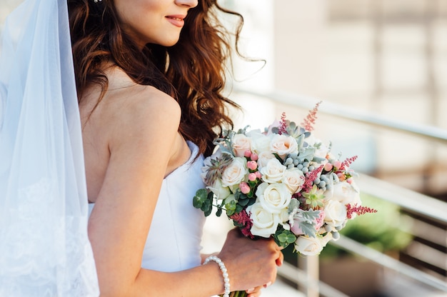 Beau bouquet dans les mains de la mariée