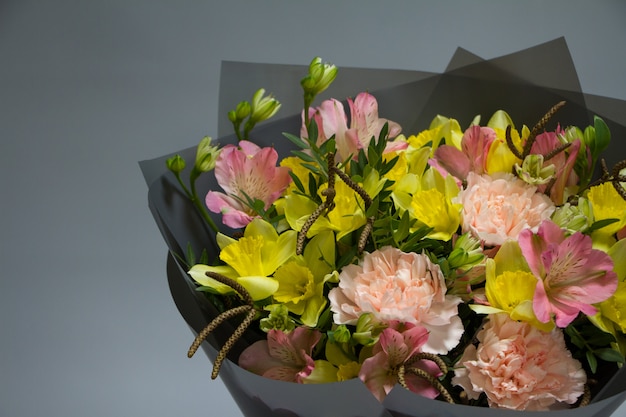 Beau bouquet dans un style vintage, fond gris clair