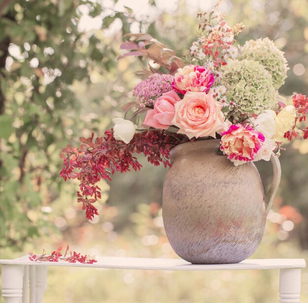 beau bouquet sur une étagère en bois dans le jardin