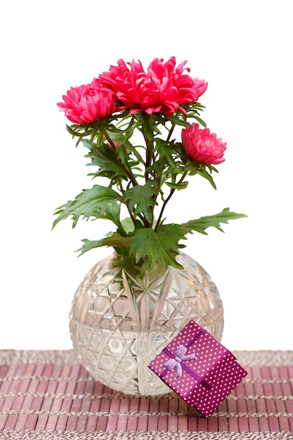 Beau bouquet de fleurs d'aster rouge avec boîte-cadeau sur fond blanc isolé.