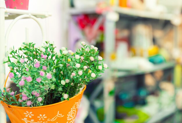 Beau bouquet de fleurs aux couleurs vives dans le panier