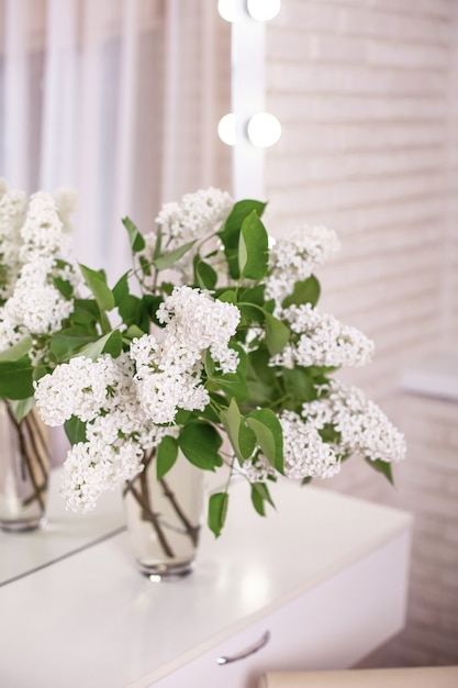 Beau bouquet de fleurs blanches dans un vase