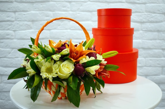 Photo beau bouquet de fleurs colorées dans un panier orange