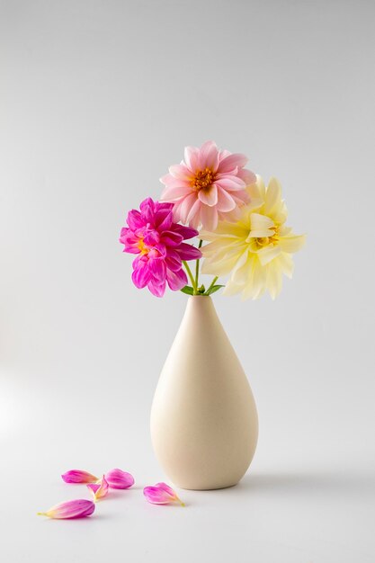 Beau bouquet de fleurs de dahlias dans un vase. Fleurs roses, blanches et jaunes.