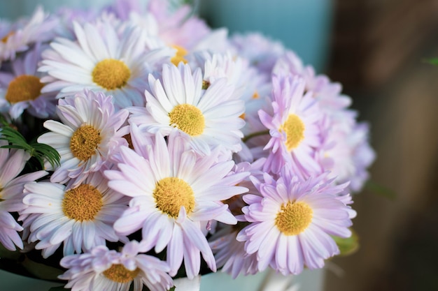 Beau bouquet de fleurs dans une boîte