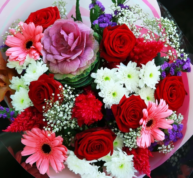 Beau bouquet de fleurs dans la boutique