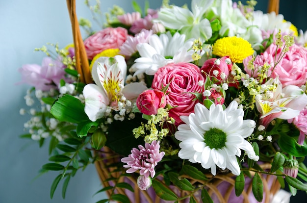 un beau bouquet de fleurs dans un panier