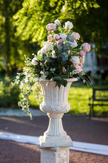 Beau bouquet de fleurs dans un vase comme concept de décoration