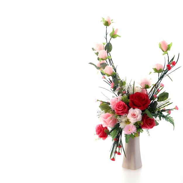 Beau bouquet de fleurs dans un vase isolé sur mur blanc