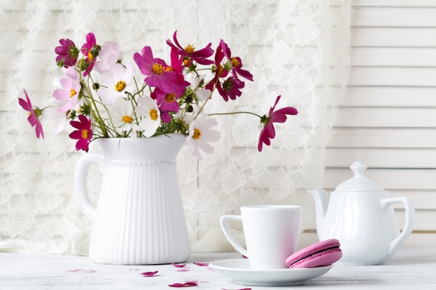 Photo beau bouquet de fleurs dans un vase sur la table