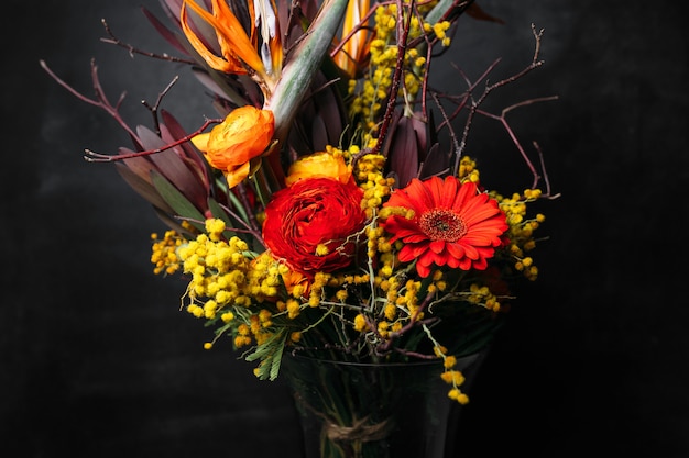 Beau bouquet de fleurs sur fond noir