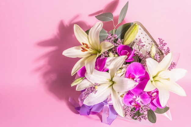 Un beau bouquet de fleurs fraîches sur fond rose