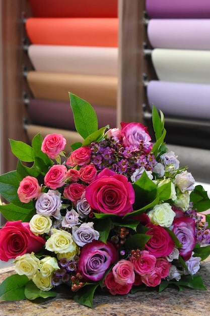 Photo beau bouquet de fleurs fraîches sur la table du magasin