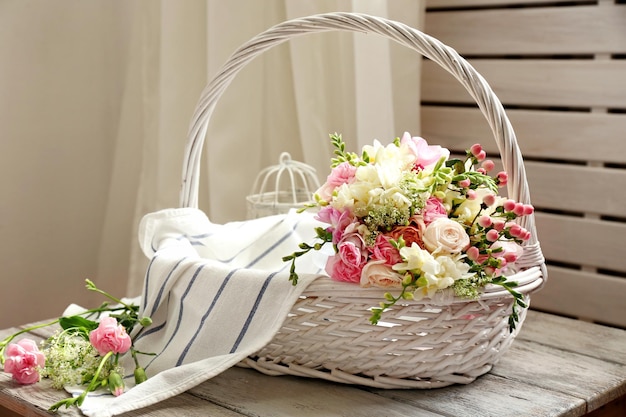 Beau bouquet de fleurs de freesia dans un panier sur la table