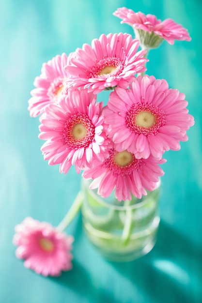 Beau bouquet de fleurs de gerbera rose dans un vase