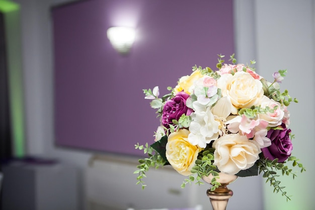 Beau bouquet de fleurs de mariage au restaurant