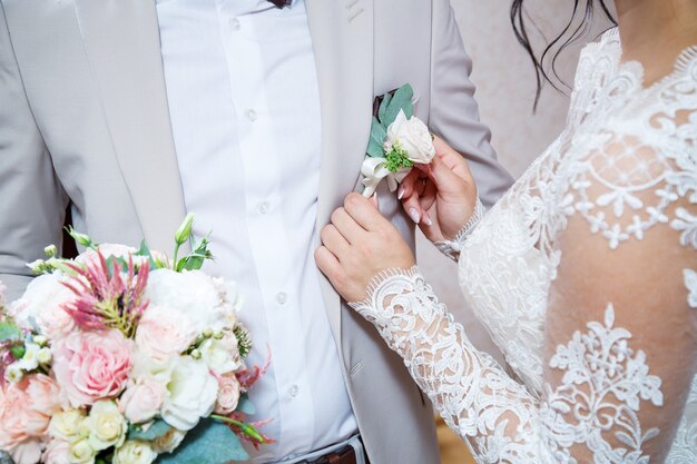 Beau bouquet de fleurs de mariage dans les mains des jeunes mariés