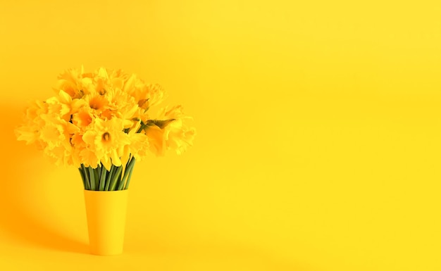 Beau bouquet de fleurs de narcisse jaune printanier ou de jonquilles Composition florale aux couleurs jaunes