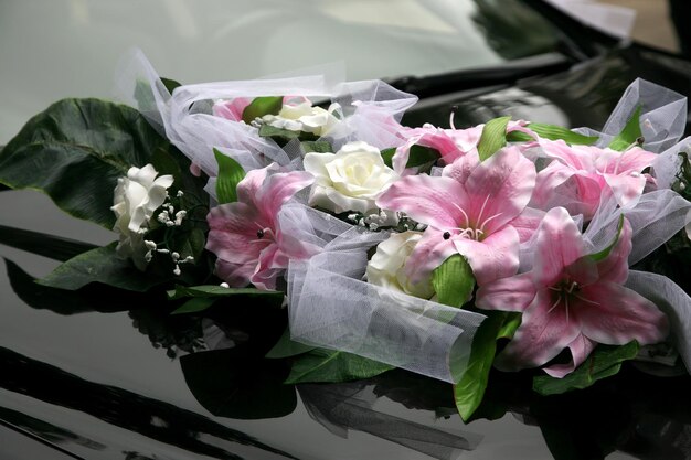 Beau bouquet de fleurs ornementales sur le capot de la voiture