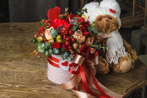 Beau bouquet de fleurs avec ours en peluche