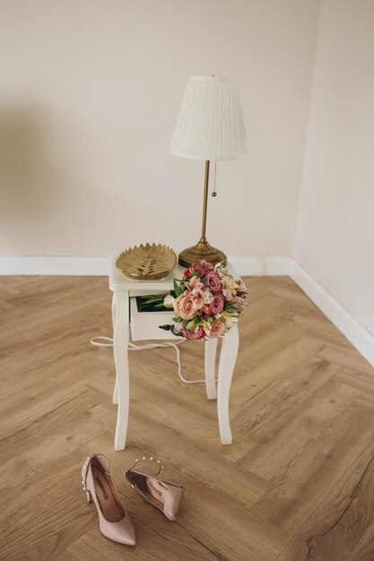 Beau bouquet de fleurs prêt pour une mariée le jour de son mariage