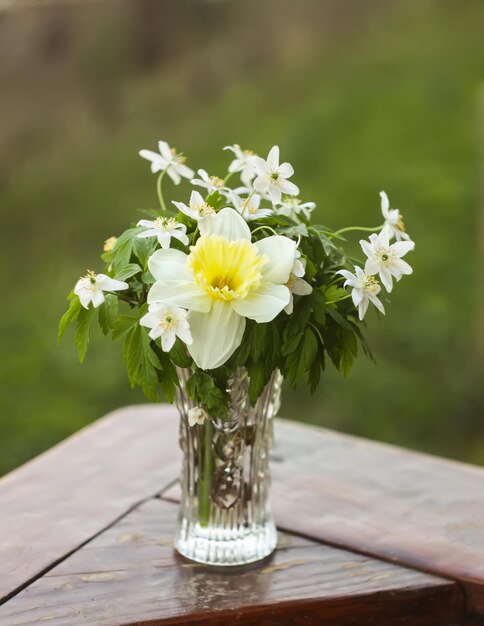 Beau bouquet de fleurs printanières dans un vase sur fond de nature