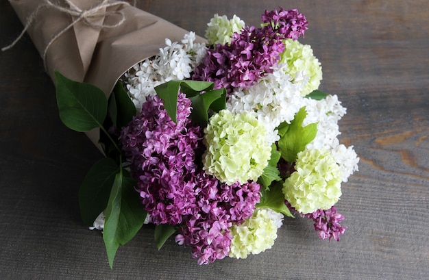 Beau bouquet de fleurs de printemps sur bois de couleur