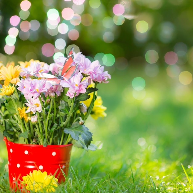 Beau bouquet de fleurs de printemps dans un seau rouge