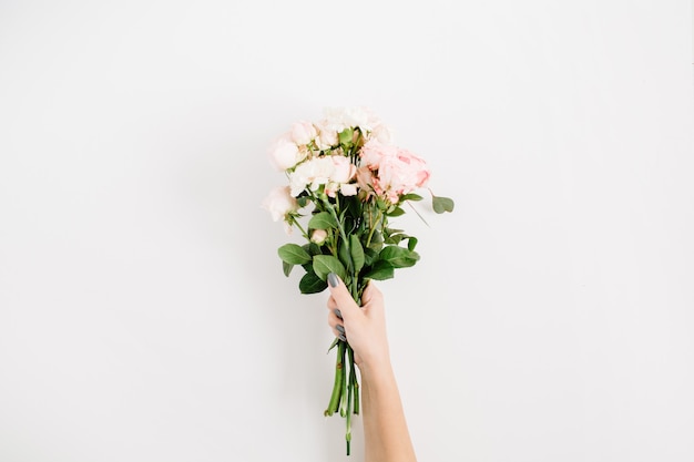 Beau bouquet de fleurs rose rose dans la main de filles isolé sur blanc