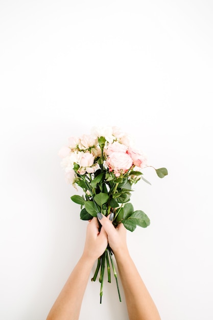 Beau bouquet de fleurs rose rose en main de filles isolé sur fond blanc. Mise à plat, vue de dessus