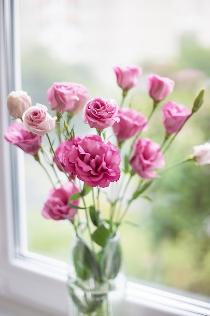 Beau bouquet de fleurs rose vif dans un vase eustoma