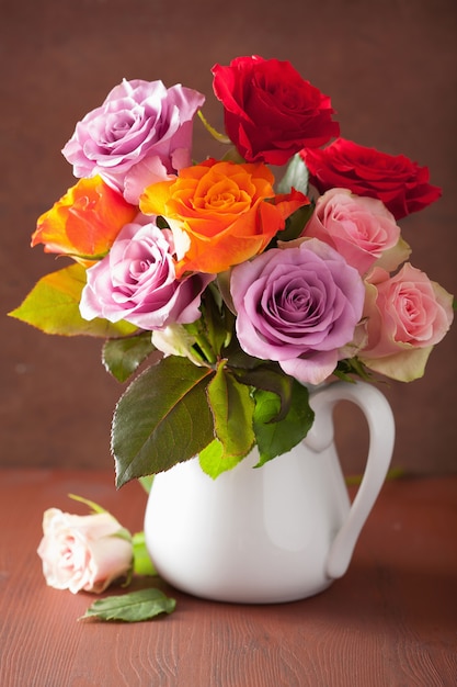 Beau bouquet de fleurs roses colorées dans un vase