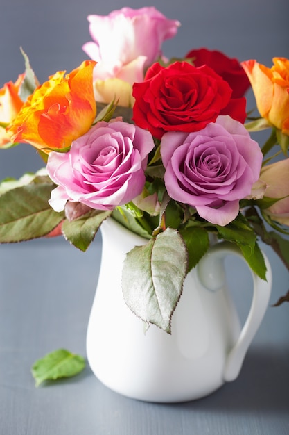 Beau bouquet de fleurs roses colorées dans un vase