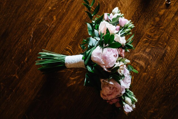 Beau bouquet de fleurs sur la table en bois Bouquet de mariage à plat Concept d'amour