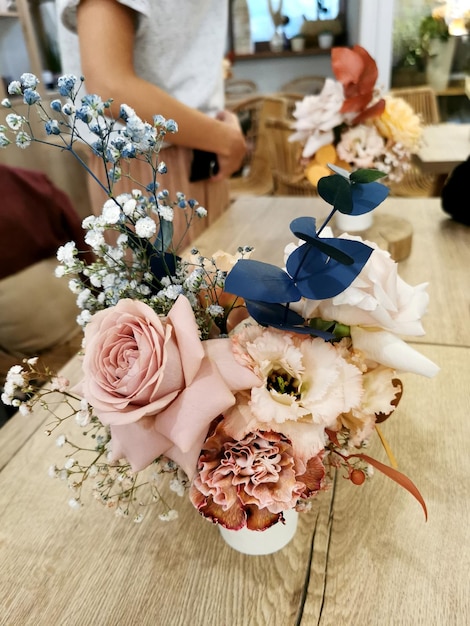 Beau bouquet de fleurs sur la table.