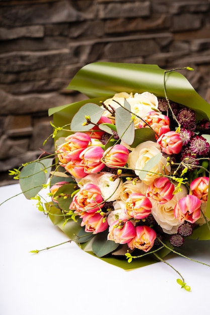 Beau bouquet de fleurs sur la table