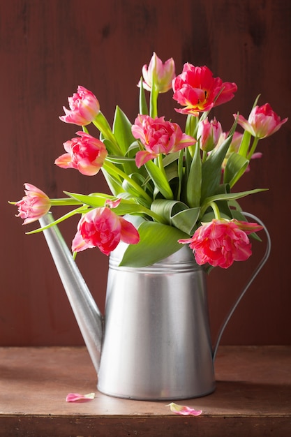 Beau bouquet de fleurs de tulipe rose en arrosoir