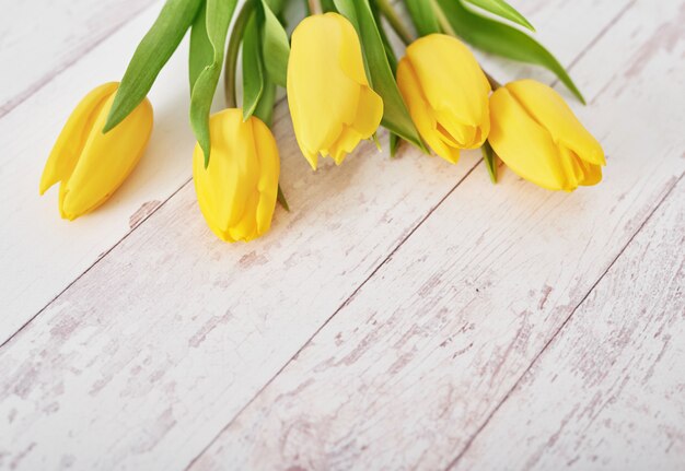 Beau bouquet de fleurs de tulipes jaunes en cadeau