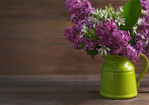 Beau bouquet frais sur fond de bois