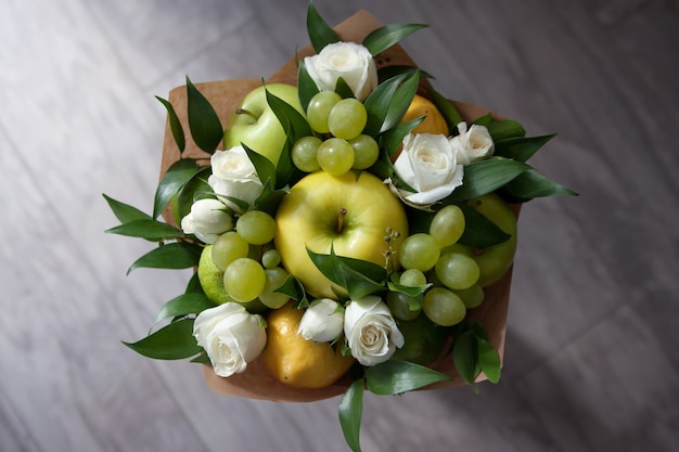 Beau bouquet de fruits et de fleurs