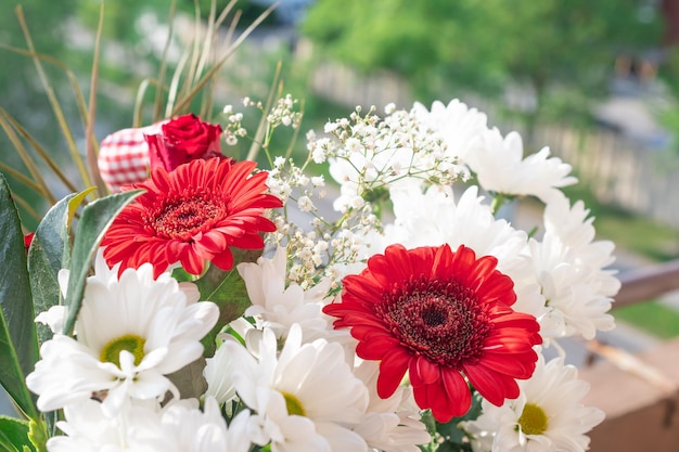 Un beau bouquet de gros plan de chrysanthèmes blancs