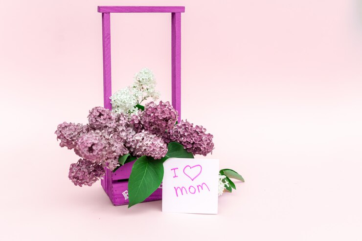 Beau bouquet de lilas violet et carte sur fond de papier violet