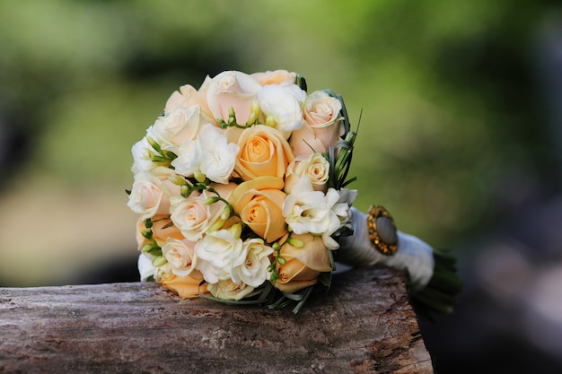 Beau bouquet de mariage sur un bois, mise au point sélective