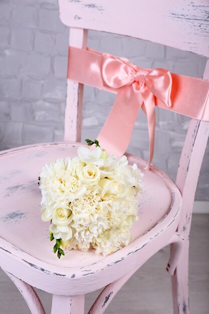 Beau bouquet de mariage sur chaise en bois