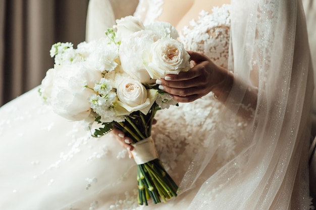 Beau bouquet de mariage dans les mains de la mariée