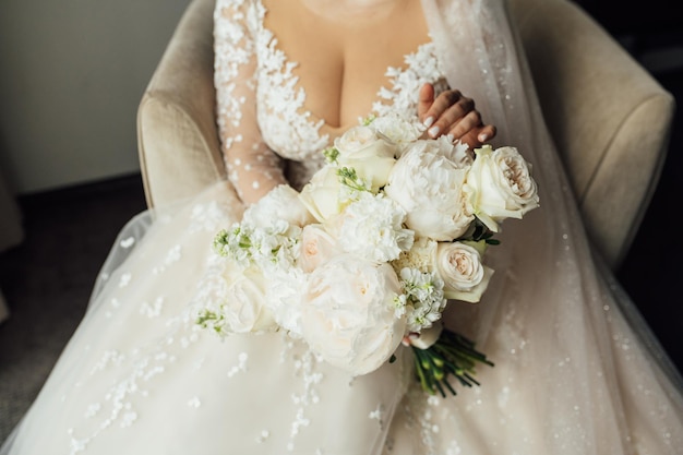 Beau bouquet de mariage dans les mains de la mariée