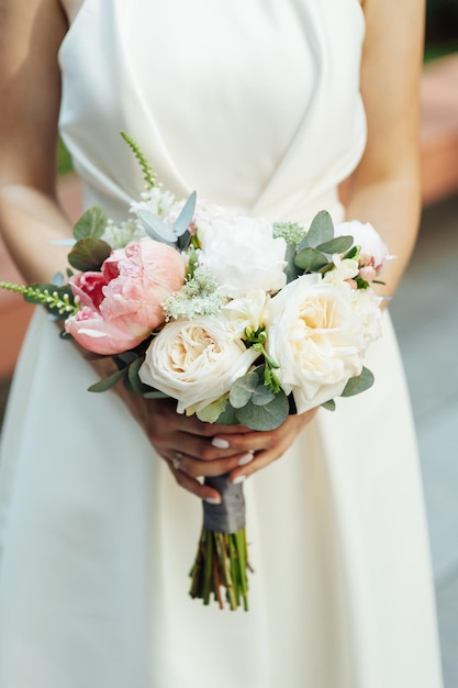 Beau bouquet de mariage dans les mains de la mariée