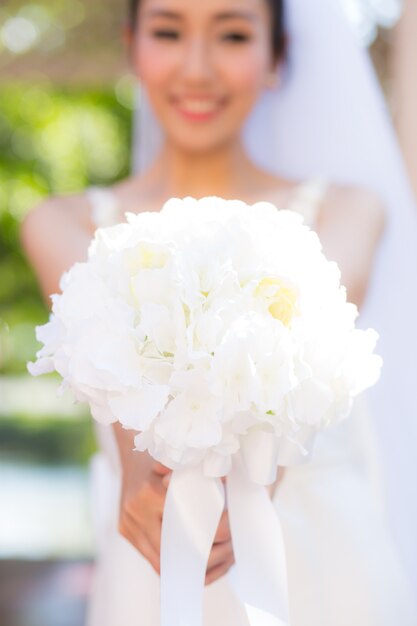 Beau bouquet de mariage dans les mains de la mariée