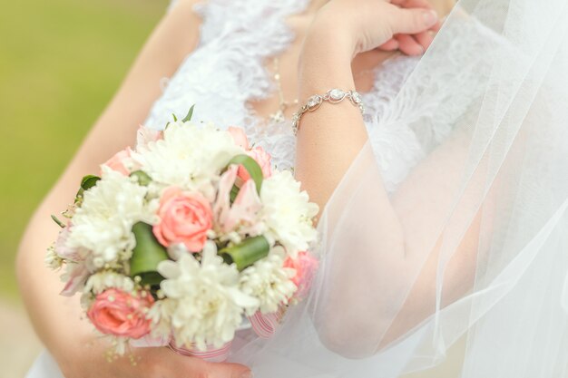 Beau bouquet de mariage dans les mains de la mariée